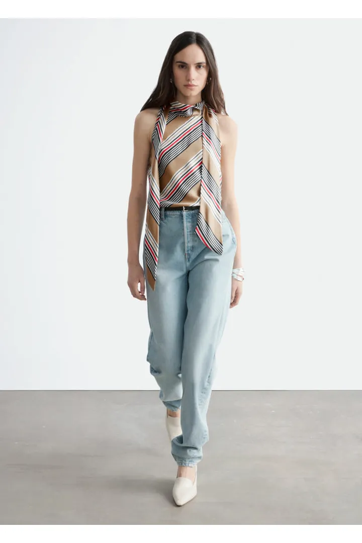 앤아더스토리즈 스카프 넥 실크 탑의 베이지-스트라이프컬러 ECOMLook입니다.