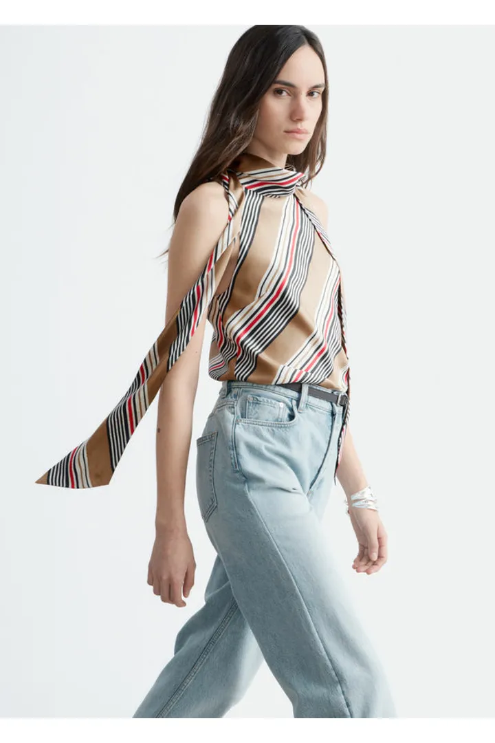 앤아더스토리즈 스카프 넥 실크 탑의 베이지-스트라이프컬러 ECOMLook입니다.