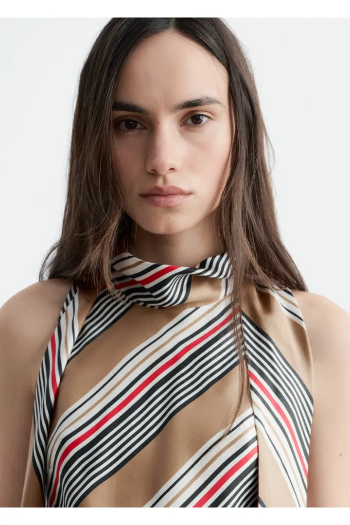 앤아더스토리즈 스카프 넥 실크 탑의 베이지-스트라이프컬러 ECOMLook입니다.