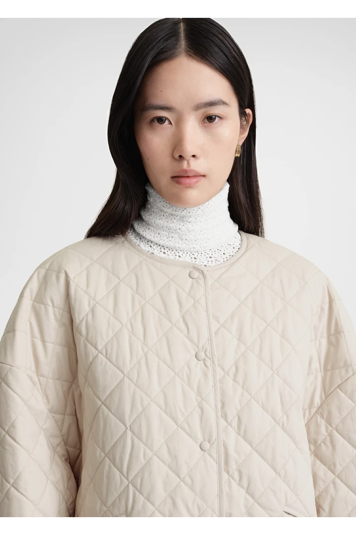 TOTEME 퀼티드 재킷 페블의 페블컬러 3번쨰 이미지입니다.