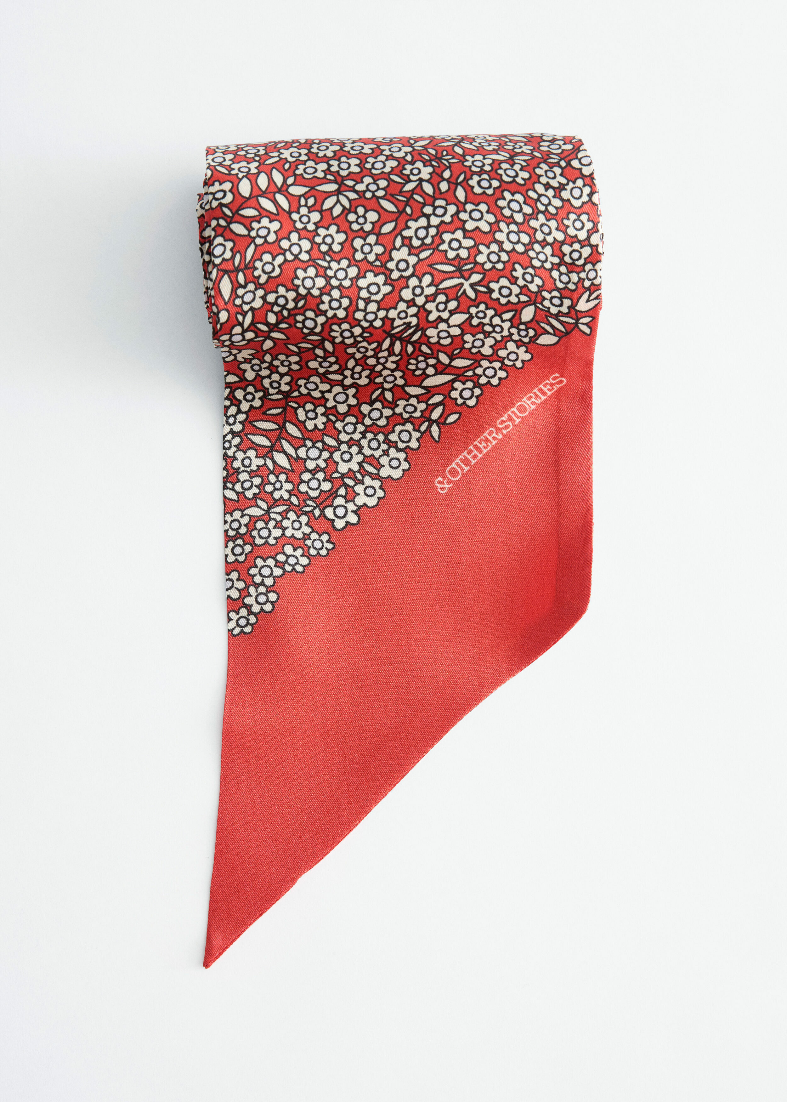 앤아더스토리즈 슬림 실크 프린트 스카프의 테라코타/플로럴컬러 Product입니다.