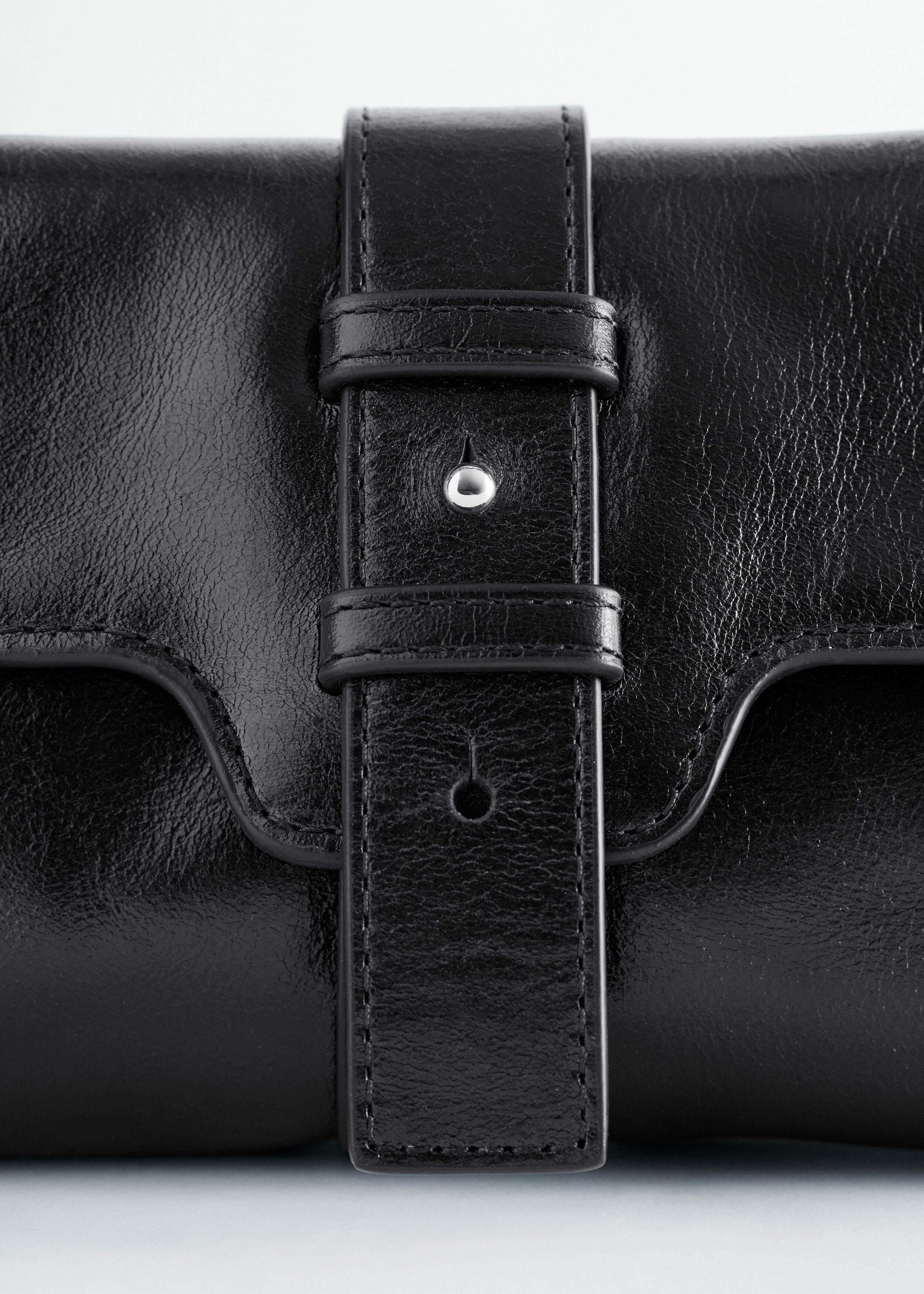 앤아더스토리즈 미니 레더 숄더백의 블랙컬러 Detail입니다.
