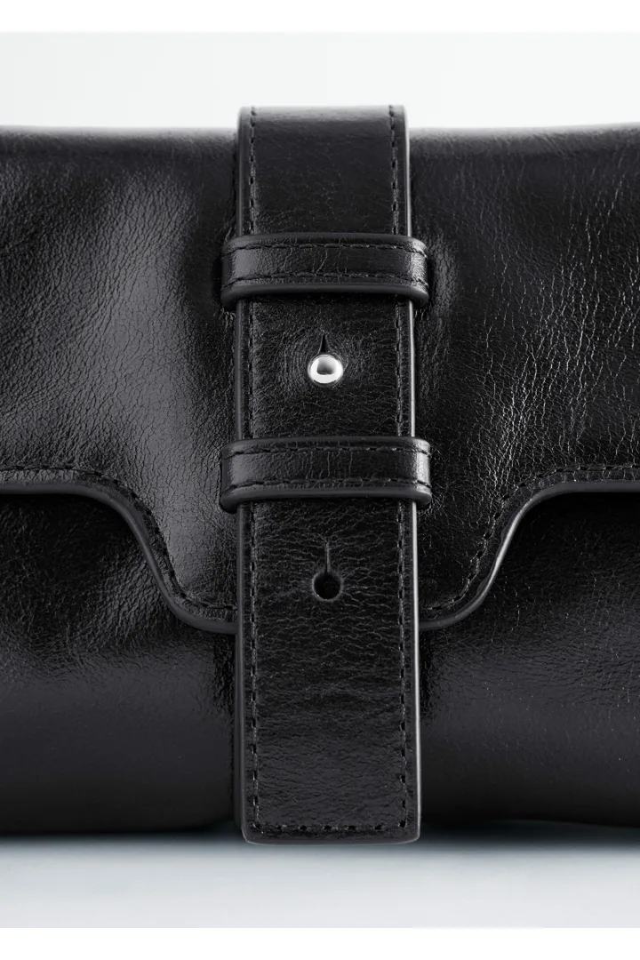 앤아더스토리즈 미니 레더 숄더백의 블랙컬러 Detail입니다.