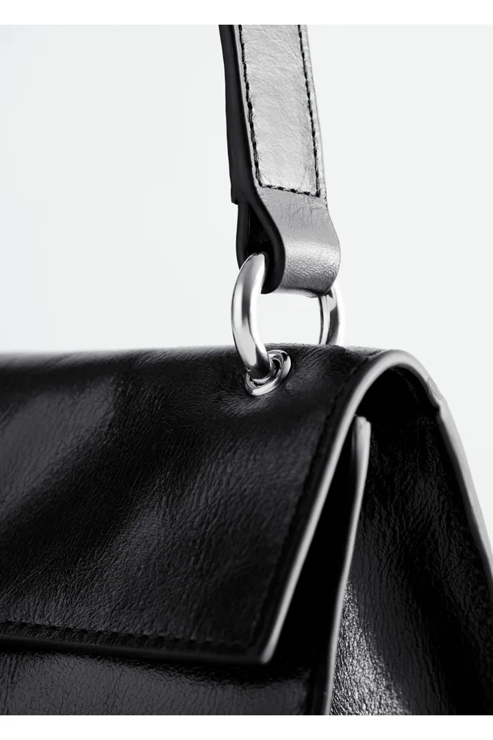 앤아더스토리즈 미니 레더 숄더백의 블랙컬러 Detail입니다.