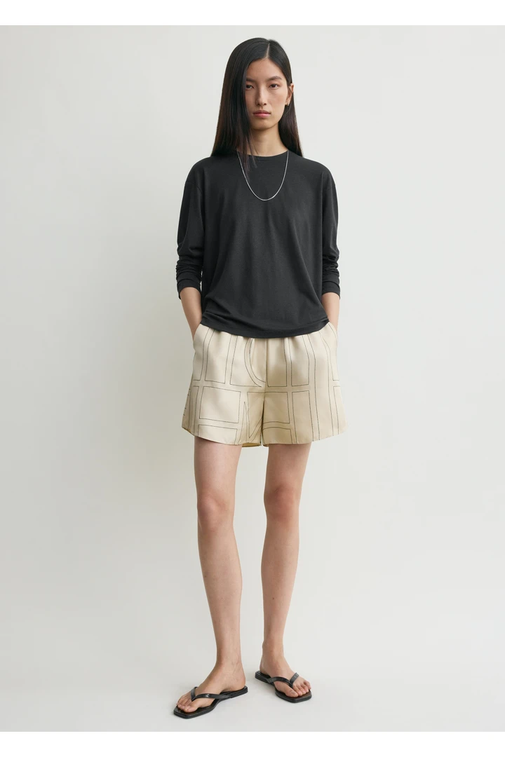 TOTEME 모노그램 실크 PJ 쇼츠 아이보리의 아이보리컬러 0번쨰 이미지입니다.