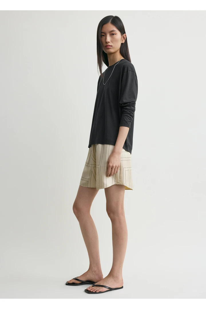 TOTEME 모노그램 실크 PJ 쇼츠 아이보리의 아이보리컬러 1번쨰 이미지입니다.