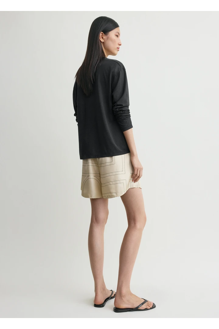 TOTEME 모노그램 실크 PJ 쇼츠 아이보리의 아이보리컬러 2번쨰 이미지입니다.