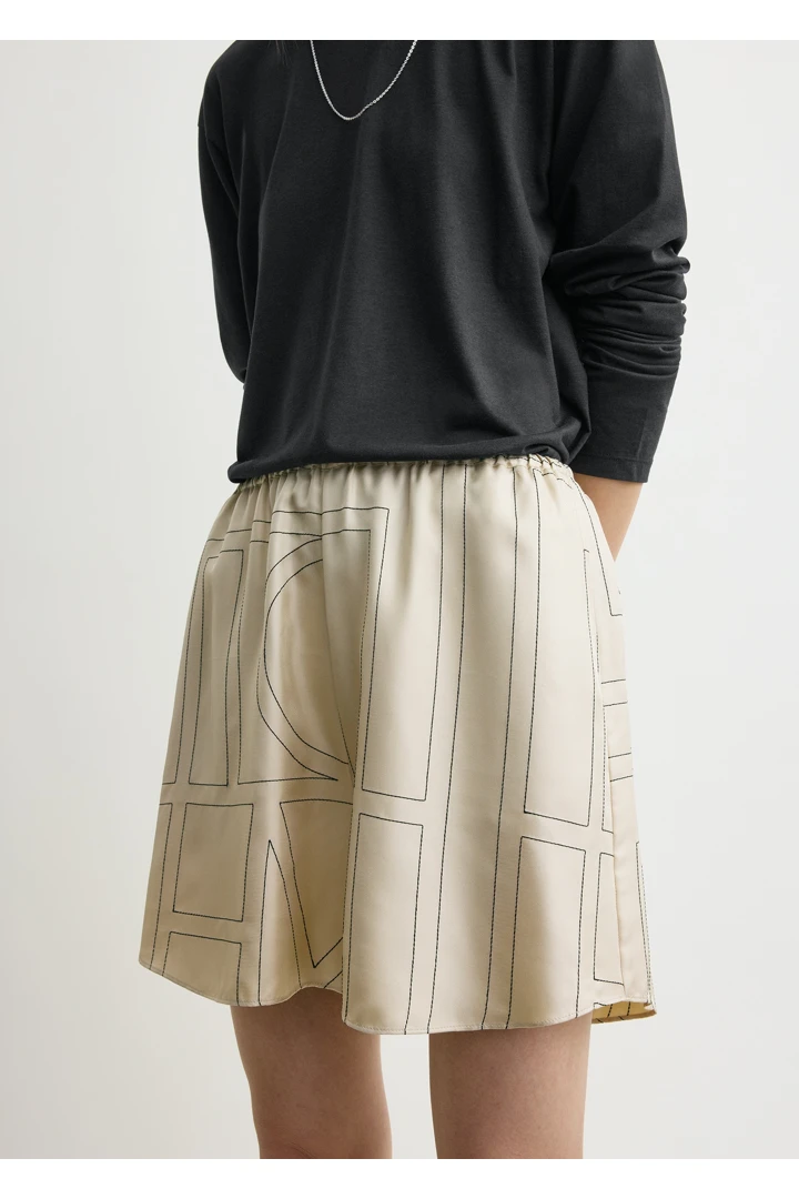 TOTEME 모노그램 실크 PJ 쇼츠 아이보리의 아이보리컬러 3번쨰 이미지입니다.