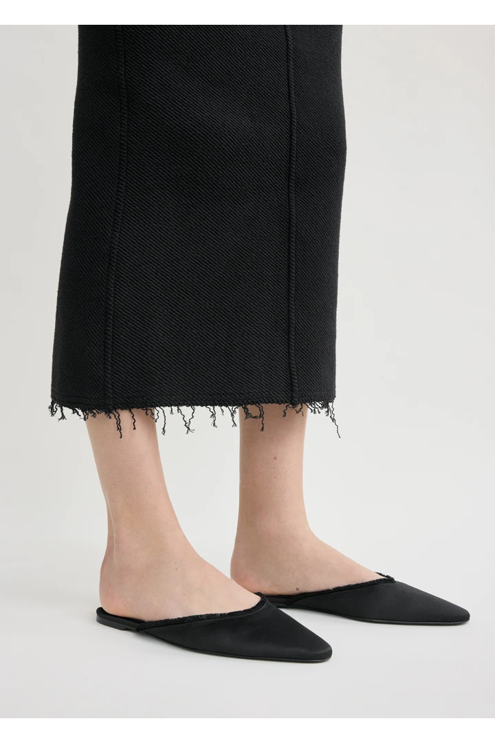 TOTEME 프레이드 새틴 라운지 슬리퍼 블랙의 블랙컬러 1번쨰 이미지입니다.