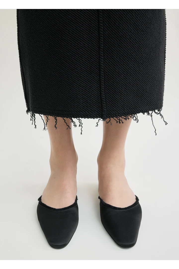 TOTEME 프레이드 새틴 라운지 슬리퍼 블랙의 블랙컬러 2번쨰 이미지입니다.