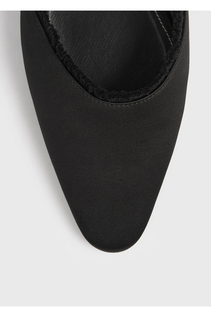 TOTEME 프레이드 새틴 라운지 슬리퍼 블랙의 블랙컬러 3번쨰 이미지입니다.