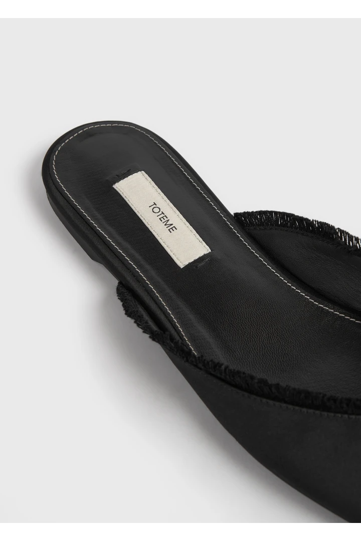 TOTEME 프레이드 새틴 라운지 슬리퍼 블랙의 블랙컬러 4번쨰 이미지입니다.