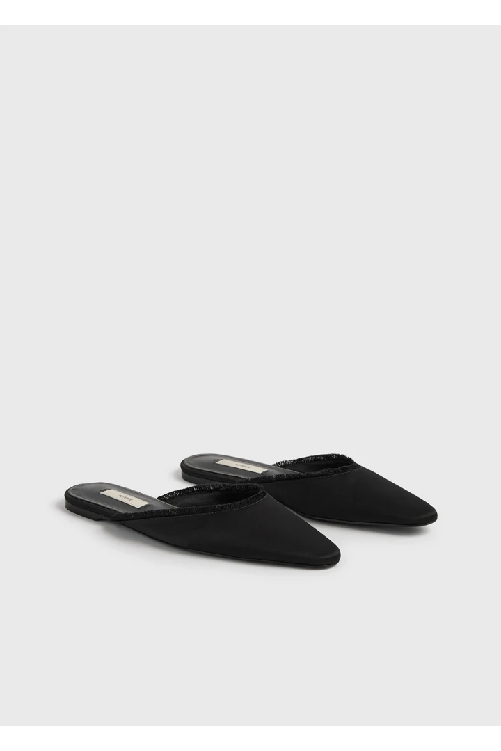 TOTEME 프레이드 새틴 라운지 슬리퍼 블랙의 블랙컬러 5번쨰 이미지입니다.