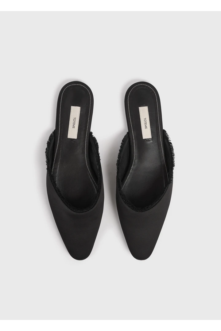 TOTEME 프레이드 새틴 라운지 슬리퍼 블랙의 블랙컬러 6번쨰 이미지입니다.