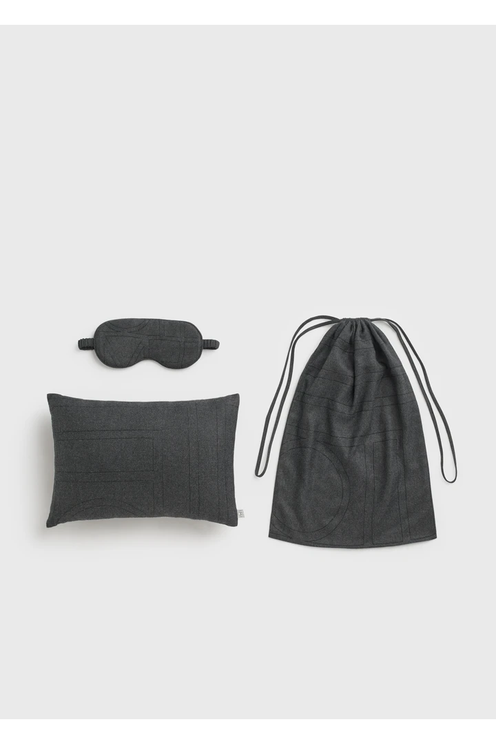 TOTEME 모노그램 슬립 세트 차콜의 차콜컬러 0번쨰 이미지입니다.