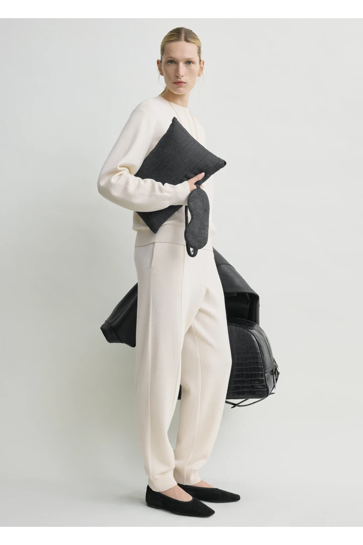 TOTEME 모노그램 슬립 세트 차콜의 차콜컬러 1번쨰 이미지입니다.