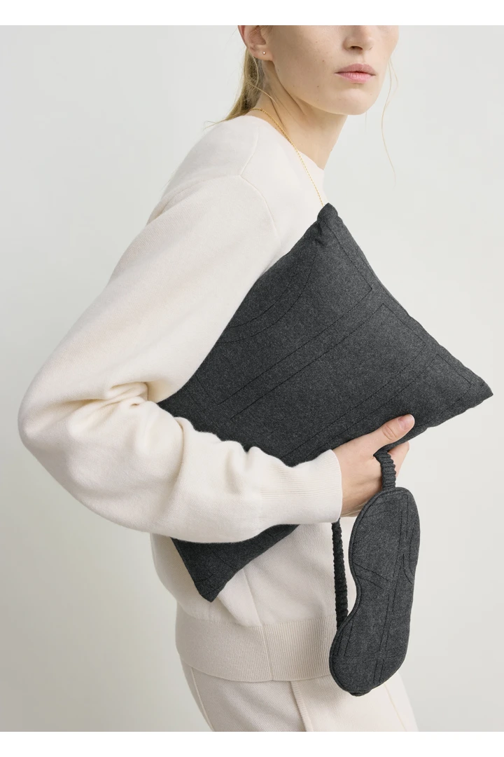 TOTEME 모노그램 슬립 세트 차콜의 차콜컬러 2번쨰 이미지입니다.