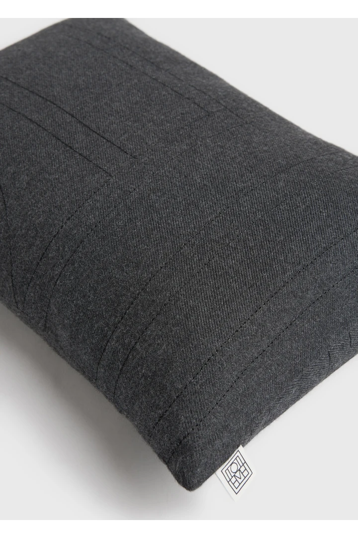 TOTEME 모노그램 슬립 세트 차콜의 차콜컬러 3번쨰 이미지입니다.