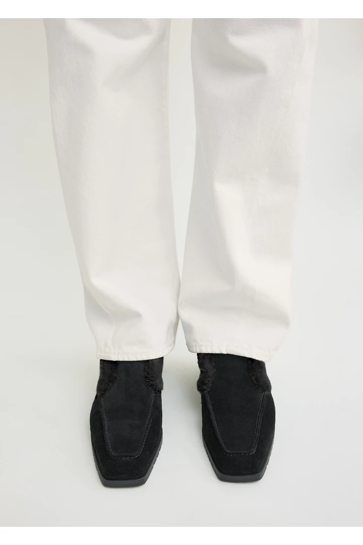 TOTEME 로퍼 부츠 블랙의 블랙컬러 2번쨰 이미지입니다.