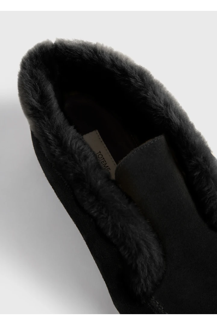 TOTEME 로퍼 부츠 블랙의 블랙컬러 4번쨰 이미지입니다.