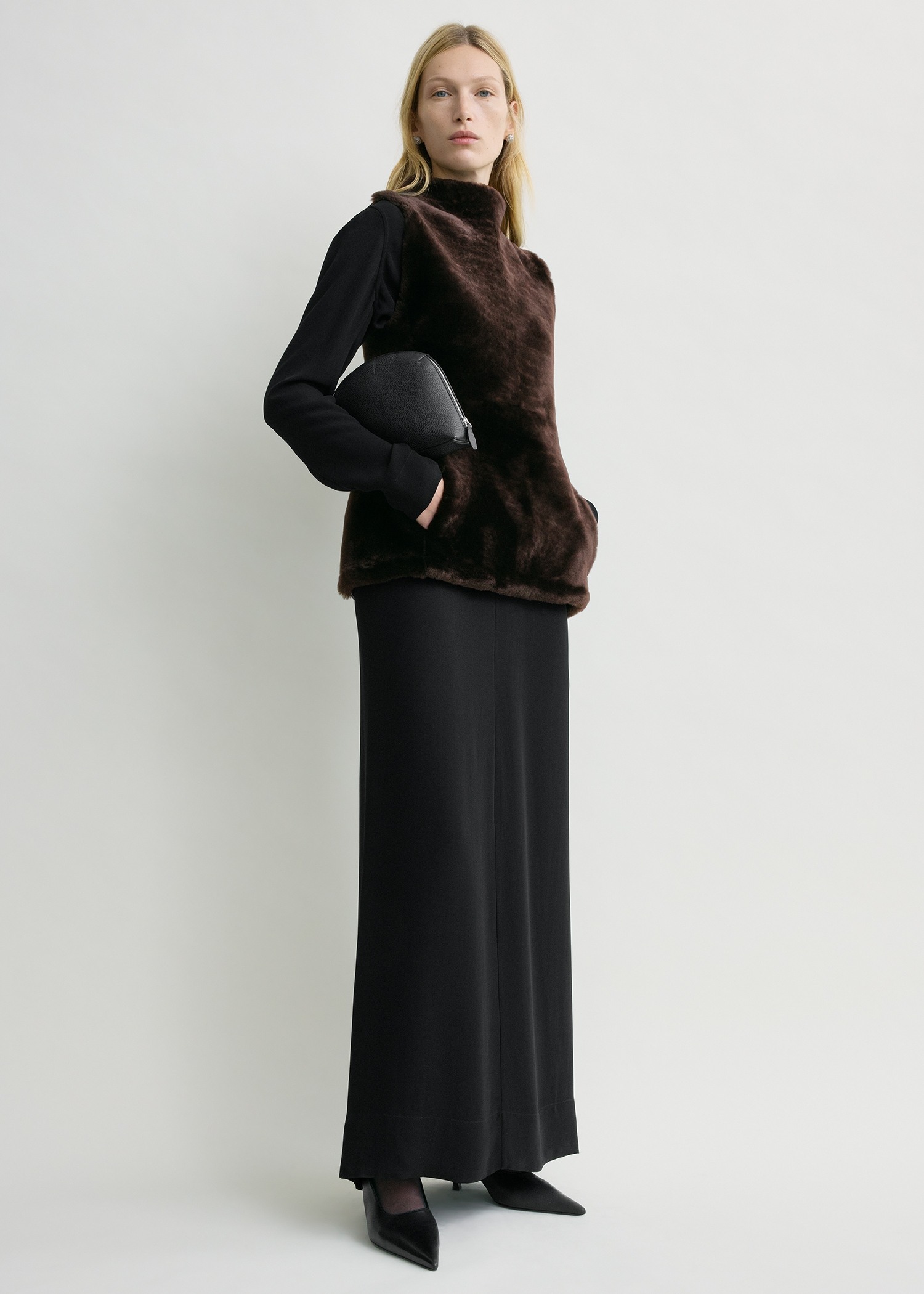 TOTEME 시어링 프론트 탑 에스프레소의 에스프레소컬러 0번쨰 이미지입니다.