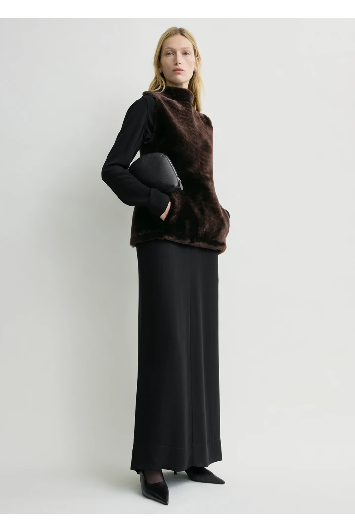 TOTEME 시어링 프론트 탑 에스프레소의 에스프레소컬러 0번쨰 이미지입니다.