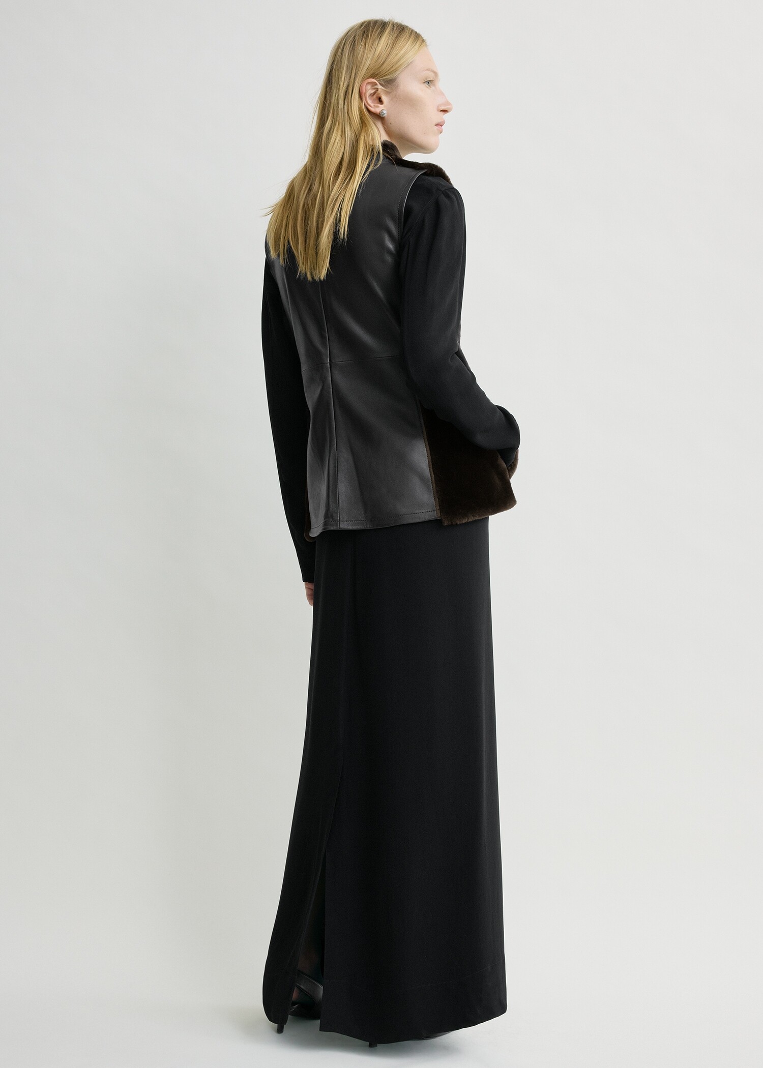 TOTEME 시어링 프론트 탑 에스프레소의 에스프레소컬러 2번쨰 이미지입니다.