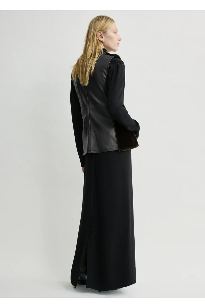 TOTEME 시어링 프론트 탑 에스프레소의 에스프레소컬러 2번쨰 이미지입니다.