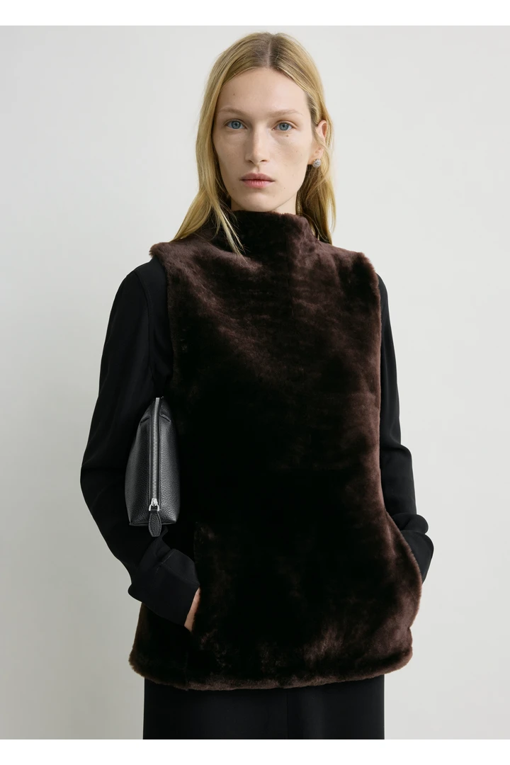 TOTEME 시어링 프론트 탑 에스프레소의 에스프레소컬러 3번쨰 이미지입니다.