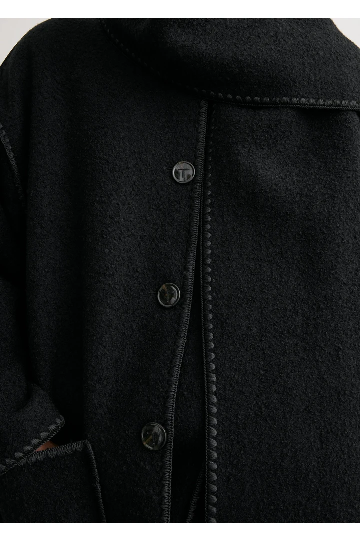 TOTEME 엠브로이더드 스카프 재킷 블랙의 블랙컬러 4번쨰 이미지입니다.