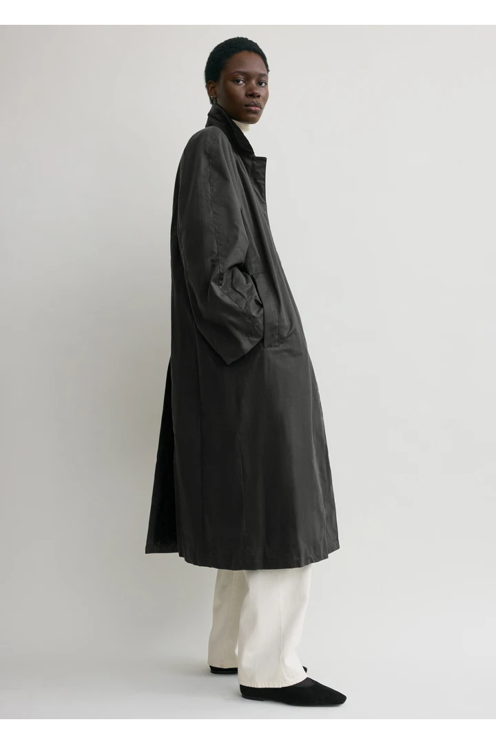 TOTEME 컨트리 코트 워시드 블랙의 워시드 블랙컬러 1번쨰 이미지입니다.