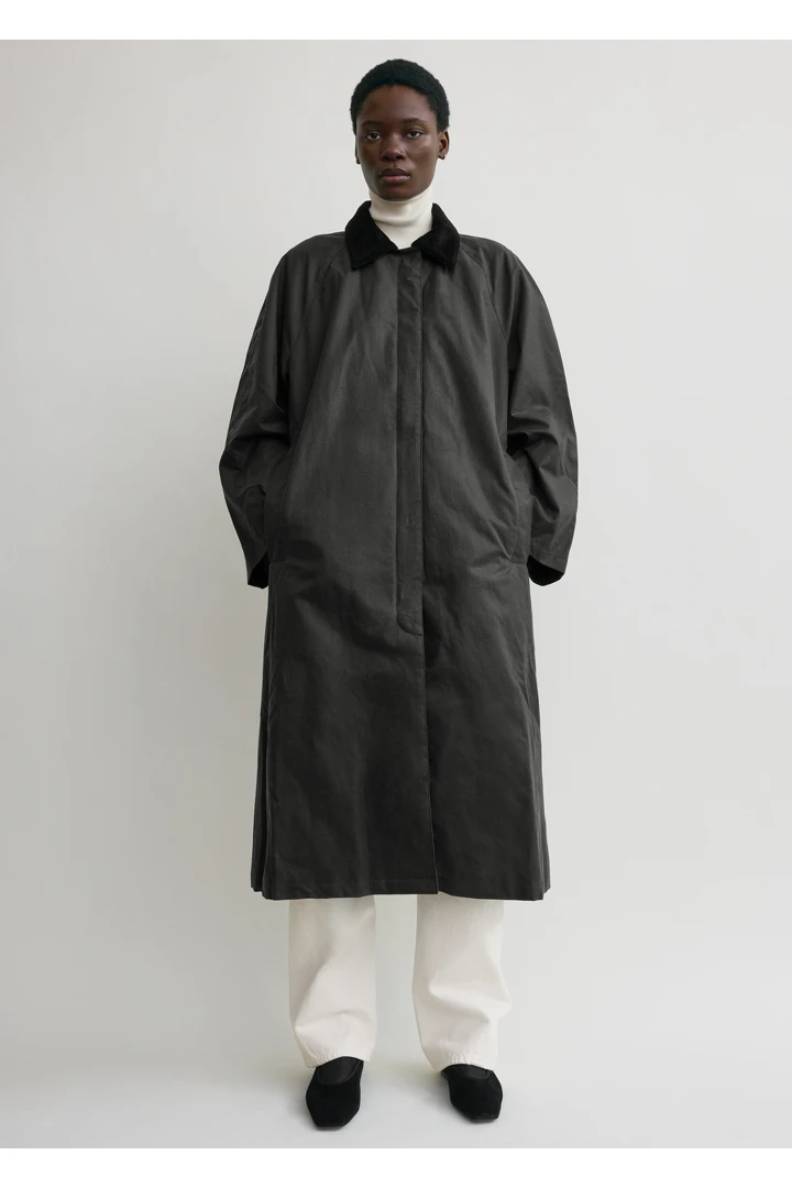 TOTEME 컨트리 코트 워시드 블랙의 워시드 블랙컬러 3번쨰 이미지입니다.