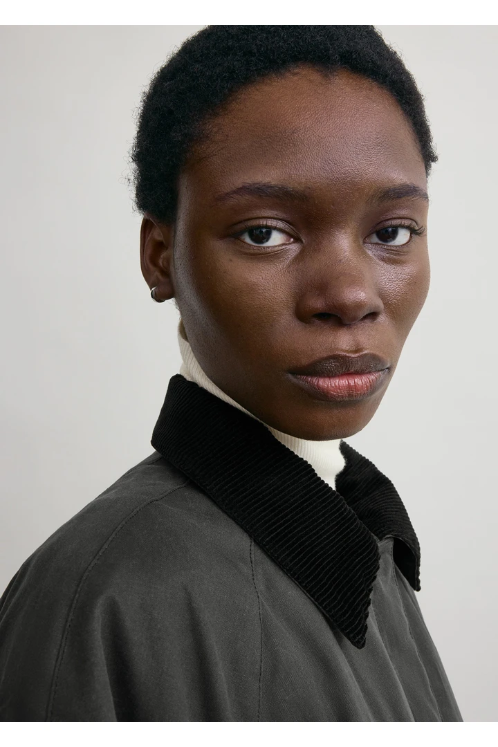 TOTEME 컨트리 코트 워시드 블랙의 워시드 블랙컬러 4번쨰 이미지입니다.