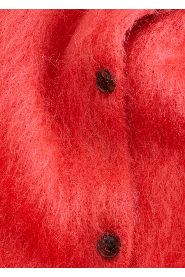 앤아더스토리즈 브러시드 모헤어 블렌드 가디건의 브라이트 레드컬러 Detail입니다.