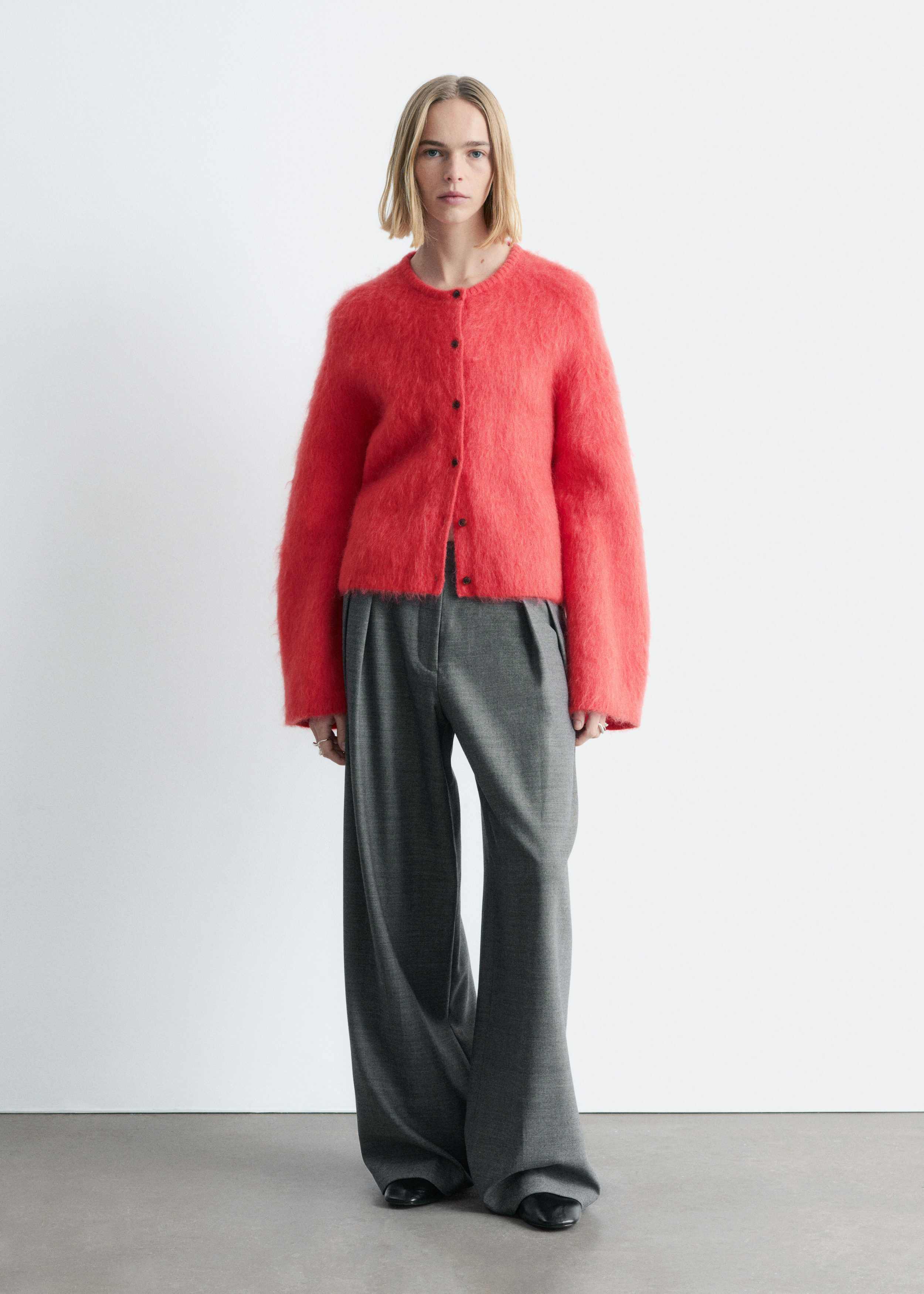 앤아더스토리즈 브러시드 모헤어 블렌드 가디건의 브라이트 레드컬러 ECOMLook입니다.