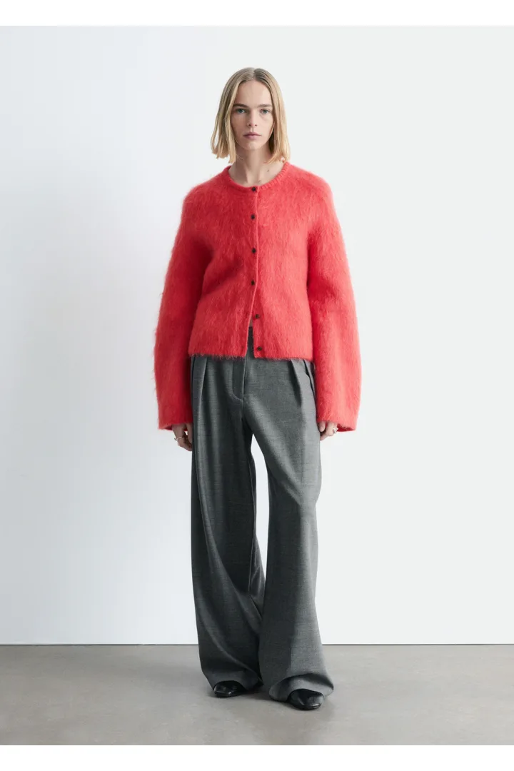앤아더스토리즈 브러시드 모헤어 블렌드 가디건의 브라이트 레드컬러 ECOMLook입니다.