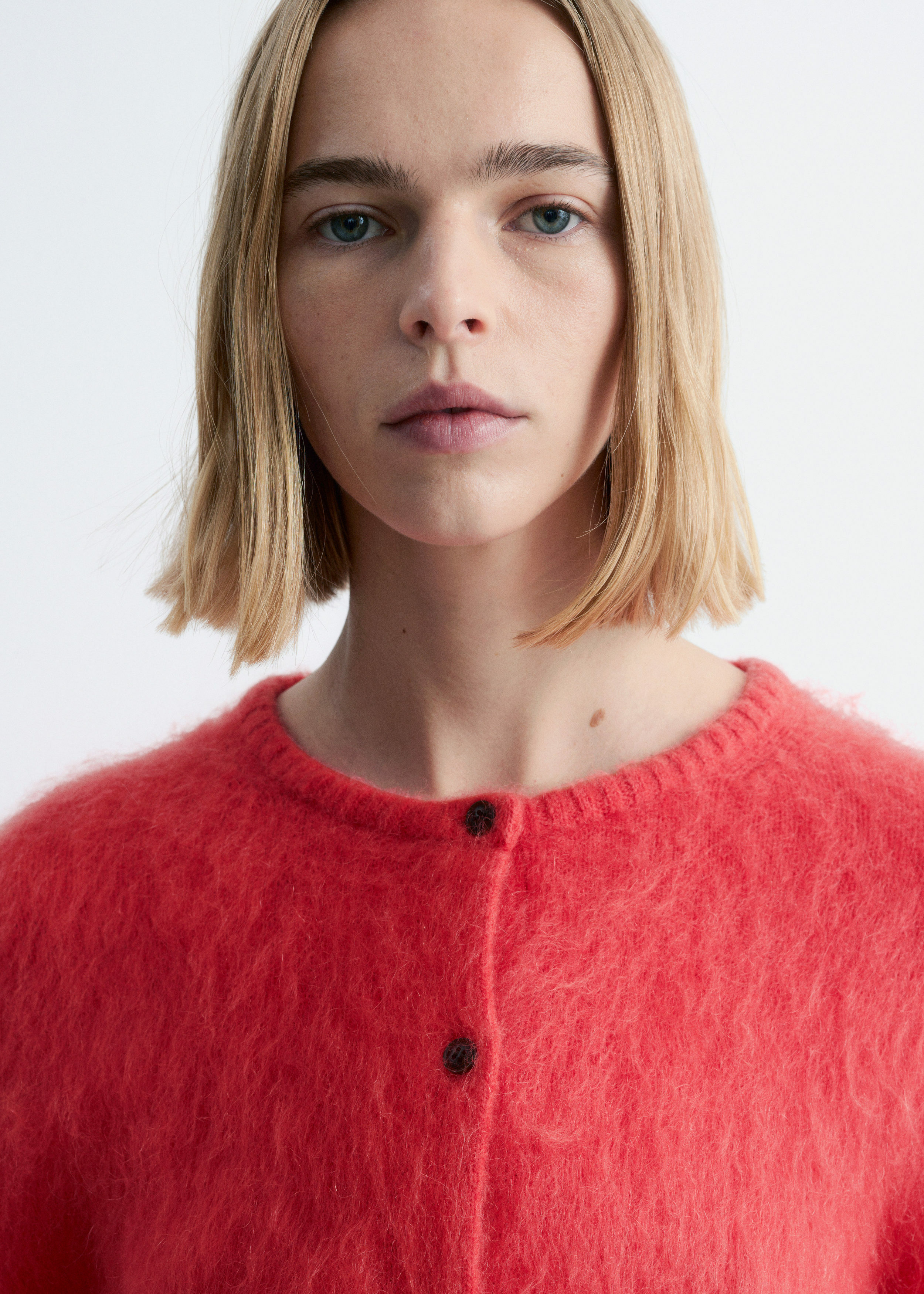 앤아더스토리즈 브러시드 모헤어 블렌드 가디건의 브라이트 레드컬러 ECOMLook입니다.