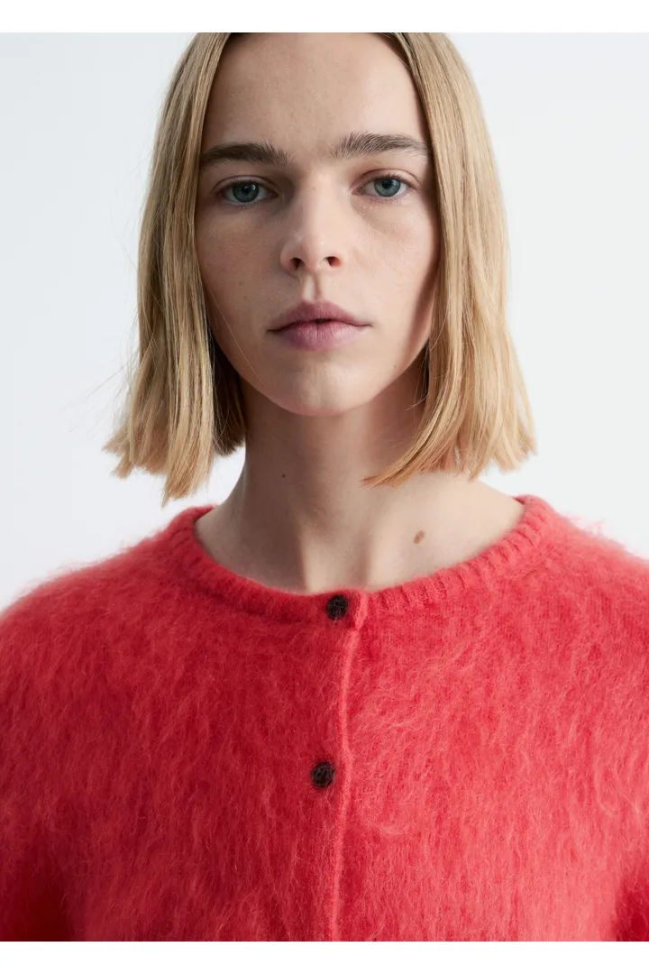 앤아더스토리즈 브러시드 모헤어 블렌드 가디건의 브라이트 레드컬러 ECOMLook입니다.