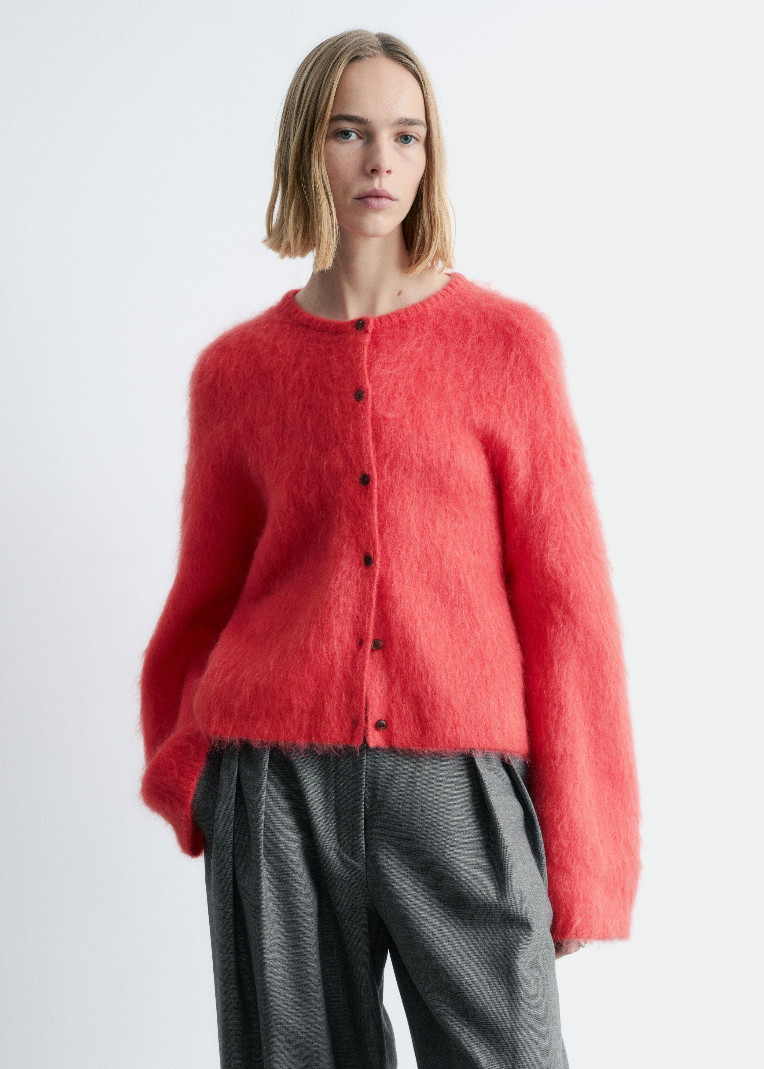 앤아더스토리즈 브러시드 모헤어 블렌드 가디건의 브라이트 레드컬러 ECOMLook입니다.