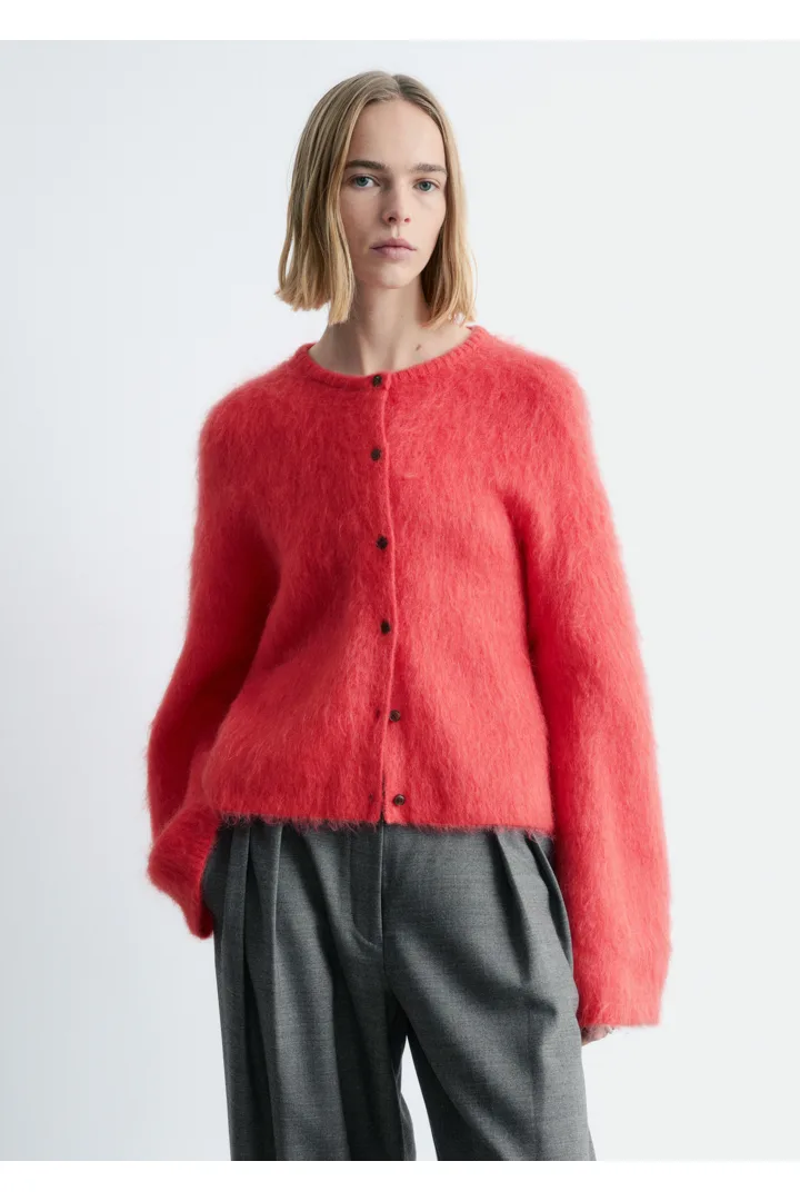 앤아더스토리즈 브러시드 모헤어 블렌드 가디건의 브라이트 레드컬러 ECOMLook입니다.