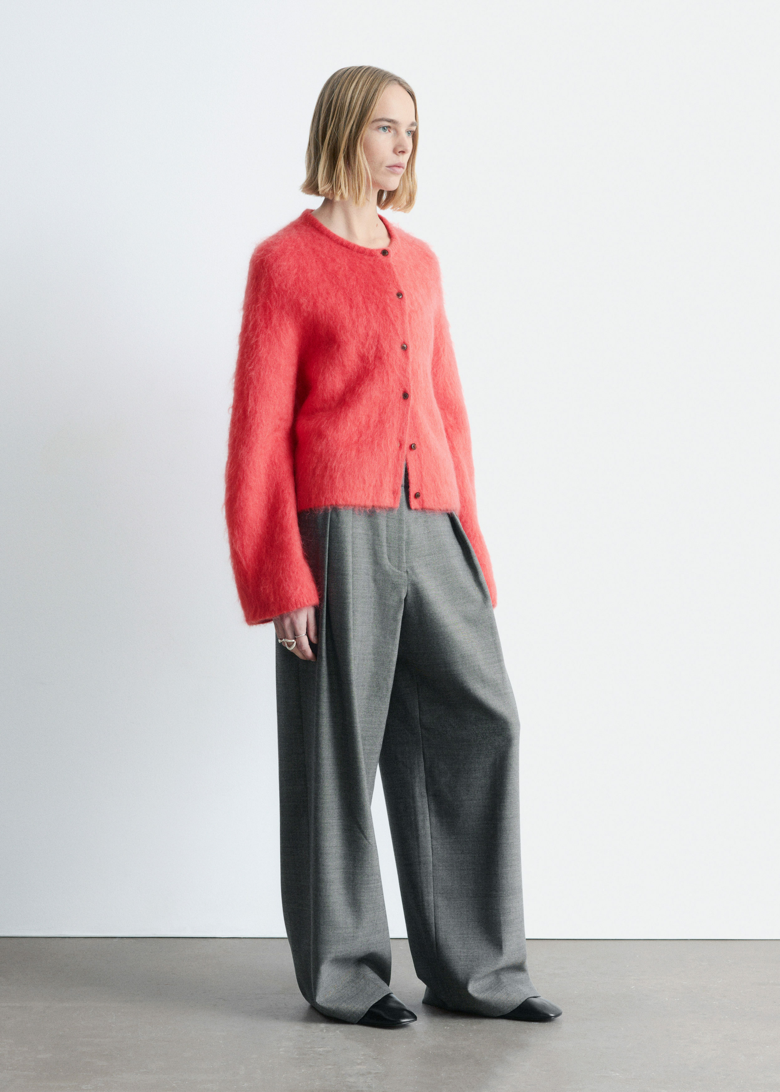 앤아더스토리즈 브러시드 모헤어 블렌드 가디건의 브라이트 레드컬러 ECOMLook입니다.