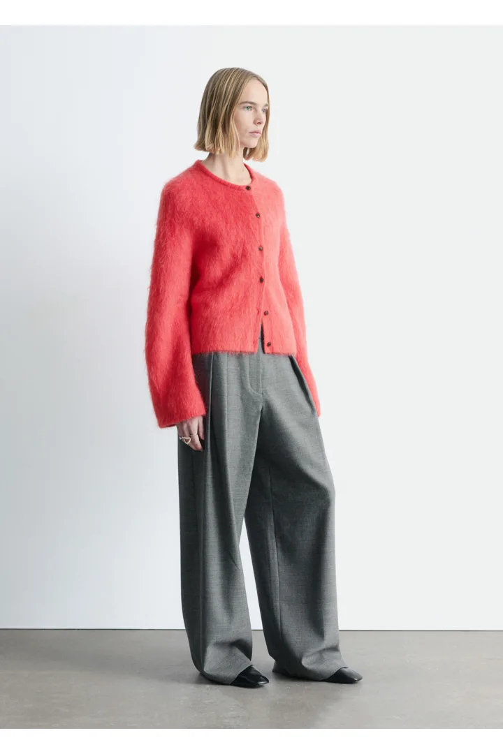 앤아더스토리즈 브러시드 모헤어 블렌드 가디건의 브라이트 레드컬러 ECOMLook입니다.