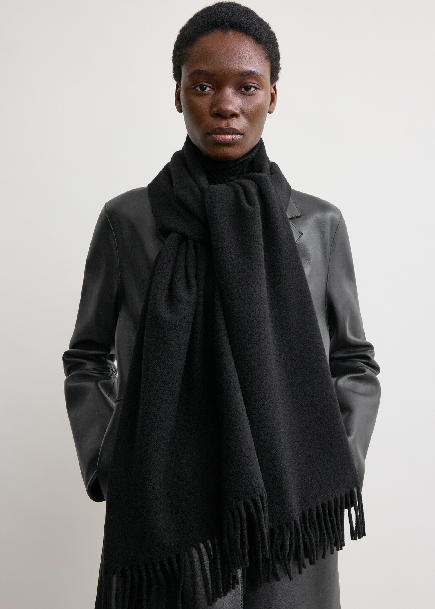 TOTEME 클래식 울 스카프 블랙의 블랙컬러 2번쨰 이미지입니다.