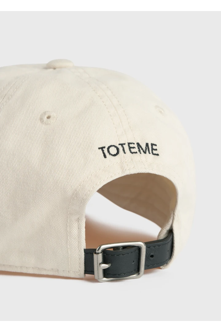 TOTEME 레더-트림 코튼 캡 페블의 페블컬러 3번쨰 이미지입니다.