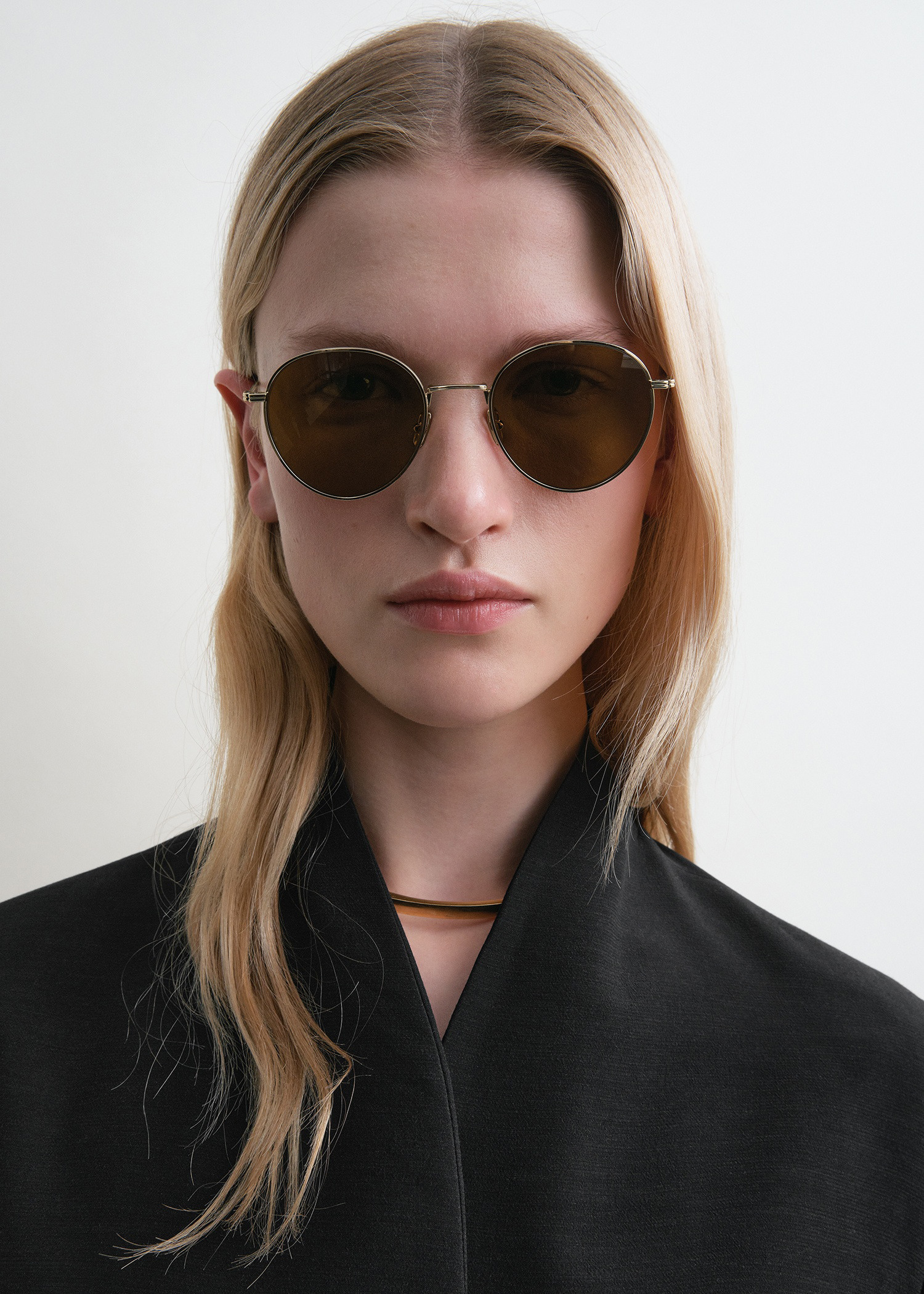 TOTEME 더 라운드 선글라스 골드의 골드컬러 1번쨰 이미지입니다.