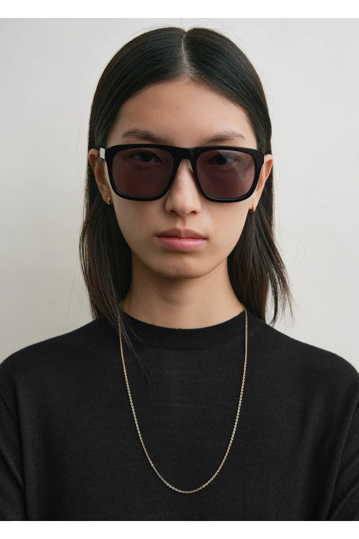 TOTEME 더 네비게이터 선글라스 블랙의 블랙컬러 1번쨰 이미지입니다.