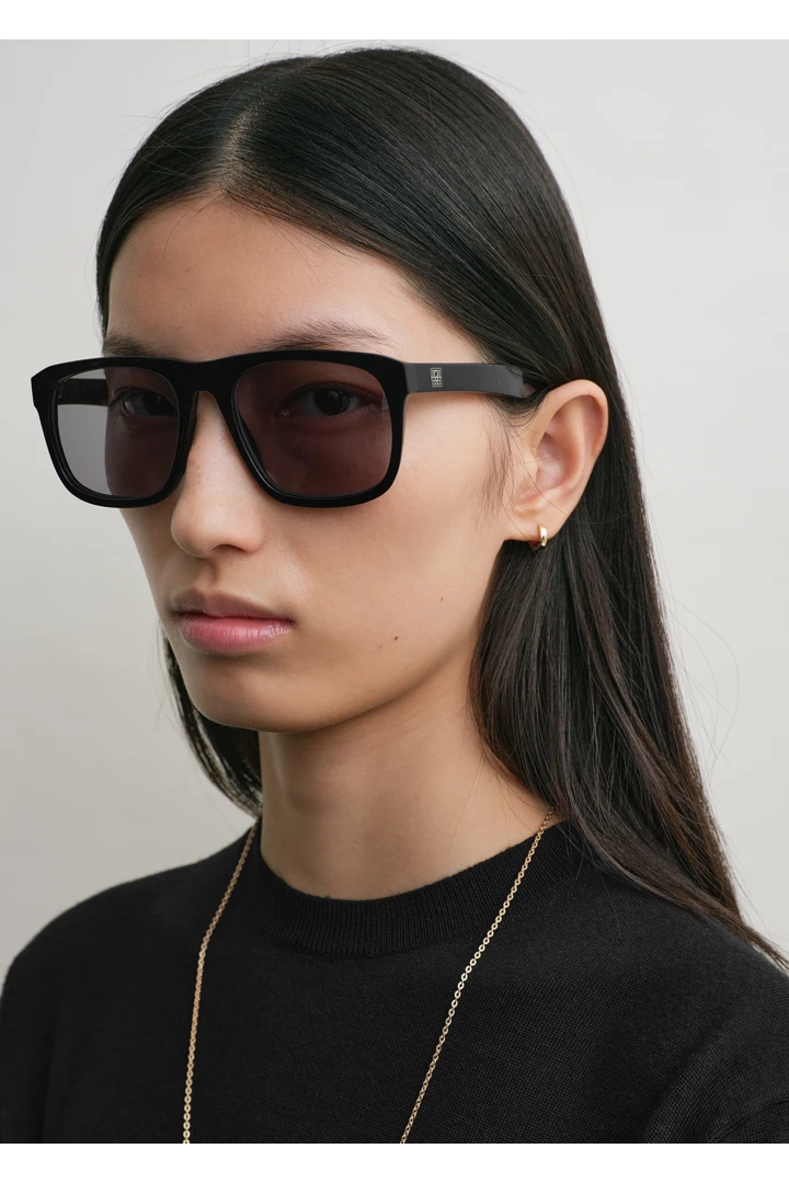 TOTEME 더 네비게이터 선글라스 블랙의 블랙컬러 2번쨰 이미지입니다.