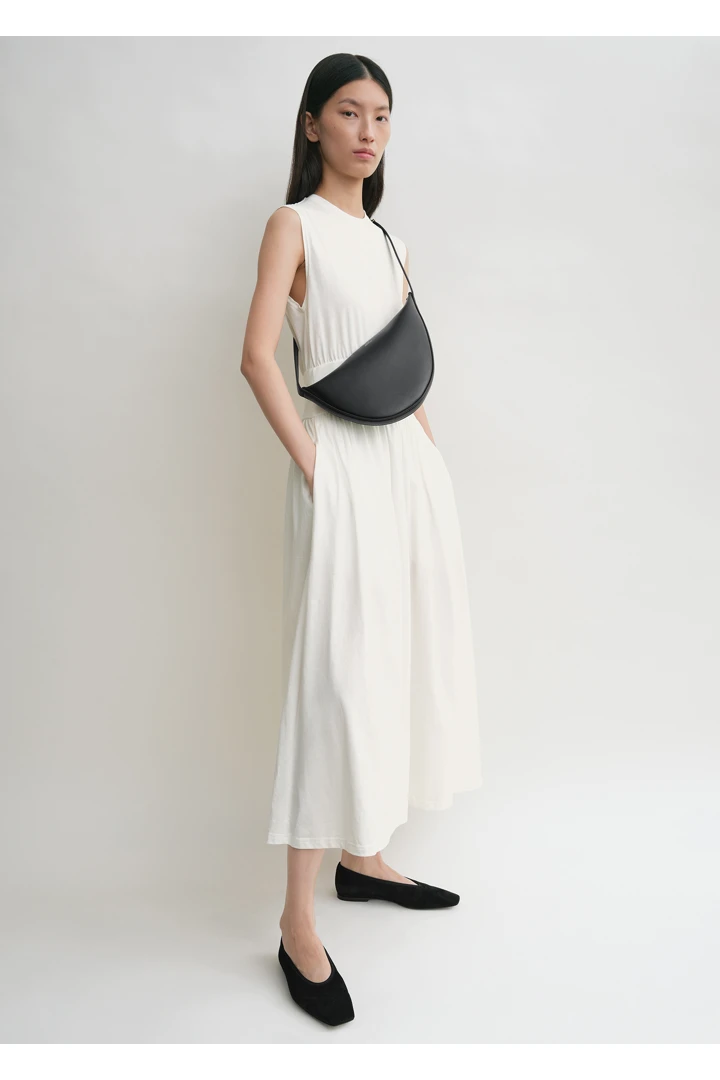 TOTEME 스쿱드 슬링백 블랙의 블랙컬러 1번쨰 이미지입니다.