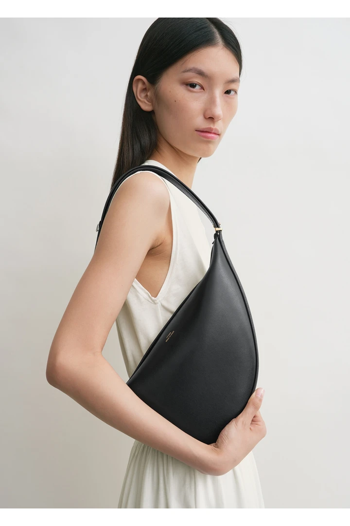 TOTEME 스쿱드 슬링백 블랙의 블랙컬러 2번쨰 이미지입니다.