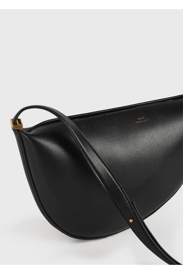 TOTEME 스쿱드 슬링백 블랙의 블랙컬러 4번쨰 이미지입니다.